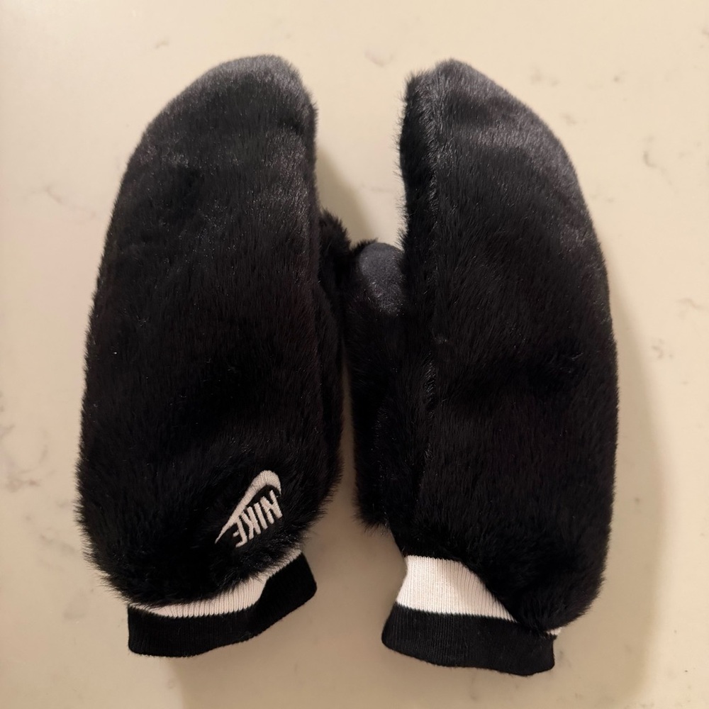 Nike Black NWOT XS/S Mittens
